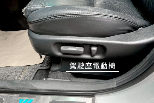 電動座椅/七人座/前後天窗/多功能方向盤  第8張相片