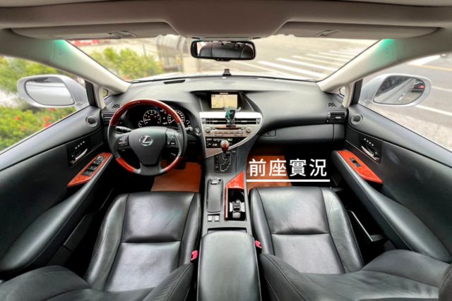 中控螢幕/電動座椅/倒車顯影/定速巡航/抬頭顯示器/雙前座記憶電動椅/電動尾門  第3張相片