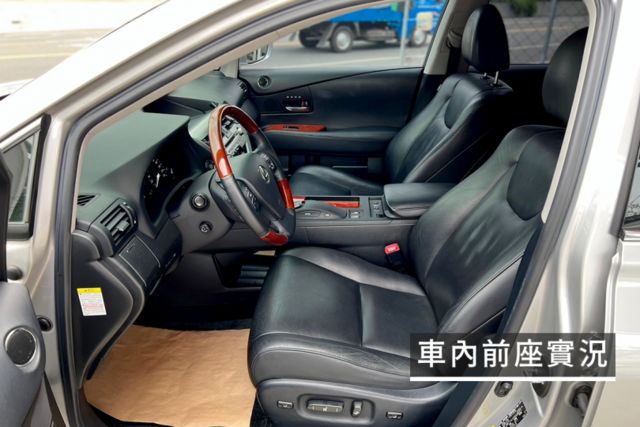 中控螢幕/電動座椅/倒車顯影/定速巡航/抬頭顯示器/雙前座記憶電動椅/電動尾門  第5張相片