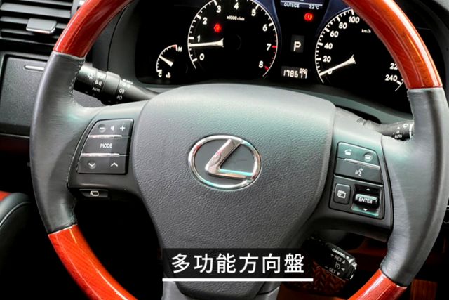 中控螢幕/電動座椅/倒車顯影/定速巡航/抬頭顯示器/雙前座記憶電動椅/電動尾門  第8張相片