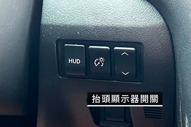中控螢幕/電動座椅/倒車顯影/定速巡航/抬頭顯示器/雙前座記憶電動椅/電動尾門  第9張相片