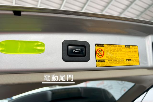 旗艦好車/有I-KEY好方便/大CC數超有力/開過都說好/全景天窗/電動滑門和尾門  第16張相片