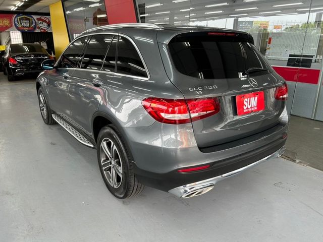 2016 GLC 300 最暢銷進口休旅 摸門 IKEY 電尾門 雙邊記憶座椅 倒車影像 6/4分離  第2張相片