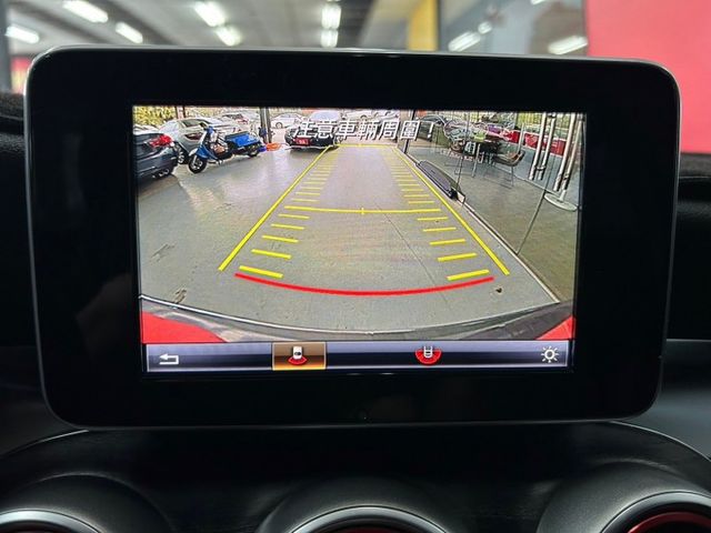 2016 GLC 300 最暢銷進口休旅 摸門 IKEY 電尾門 雙邊記憶座椅 倒車影像 6/4分離  第11張相片
