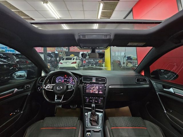 經典小鋼炮  福斯  GTI  7.5代  數位儀表 6速自手排 ACC跟車系統 車道偏移輔助系統  第8張相片