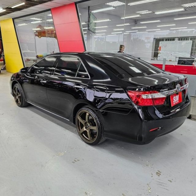 2013 TOYOTA CAMRY 2.0 僅跑11萬 IKEY 摸門 雙區恆溫 定速 後做出風口 安卓機 鋁圈 卡鉗  第2張相片