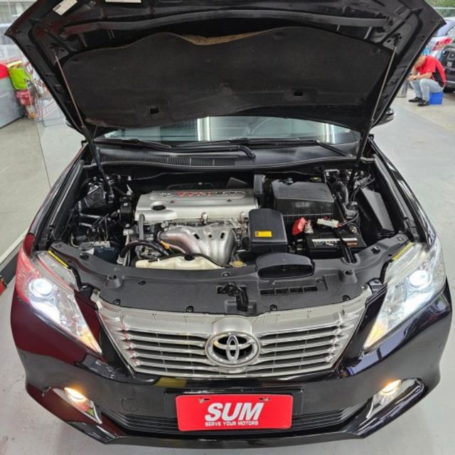 2013 TOYOTA CAMRY 2.0 僅跑11萬 IKEY 摸門 雙區恆溫 定速 後做出風口 安卓機 鋁圈 卡鉗  第6張相片