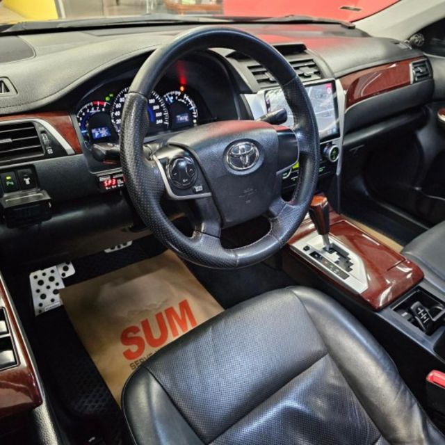 2013 TOYOTA CAMRY 2.0 僅跑11萬 IKEY 摸門 雙區恆溫 定速 後做出風口 安卓機 鋁圈 卡鉗  第10張相片