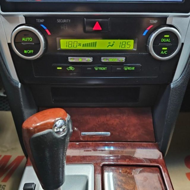 2013 TOYOTA CAMRY 2.0 僅跑11萬 IKEY 摸門 雙區恆溫 定速 後做出風口 安卓機 鋁圈 卡鉗  第13張相片