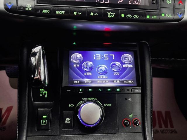 2013 Lexus CT200H IKEY 摸門 倒車顯影 電動座椅 雙區恆溫 抬頭顯示 加熱座椅 定速  第13張相片