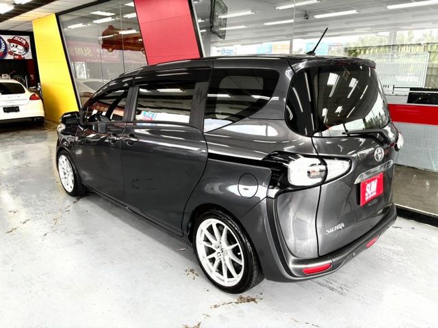 2018 Toyota Sienta 7人座 豪華 摸門 ikey 抬頭顯示 倒車顯影 導航 isofix 定速 恆溫  第2張相片