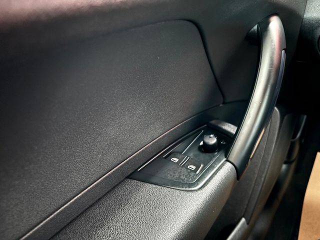 2015 Audi A1(NEW) 30 TFSI 一手女用 行車紀錄器 ISOFIX 織布座椅 電動窗防夾功能  第17張相片