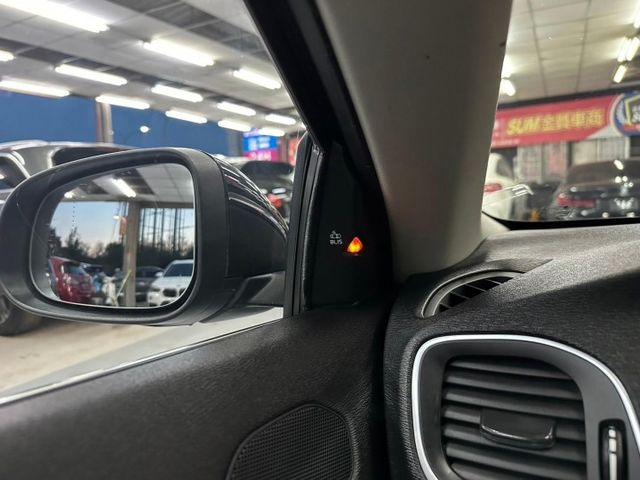 2016 VOLVO V40豪華版 摸門 IKEY 盲點 恆溫 導航 倒車影像 電動座椅含記憶  定速  第12張相片