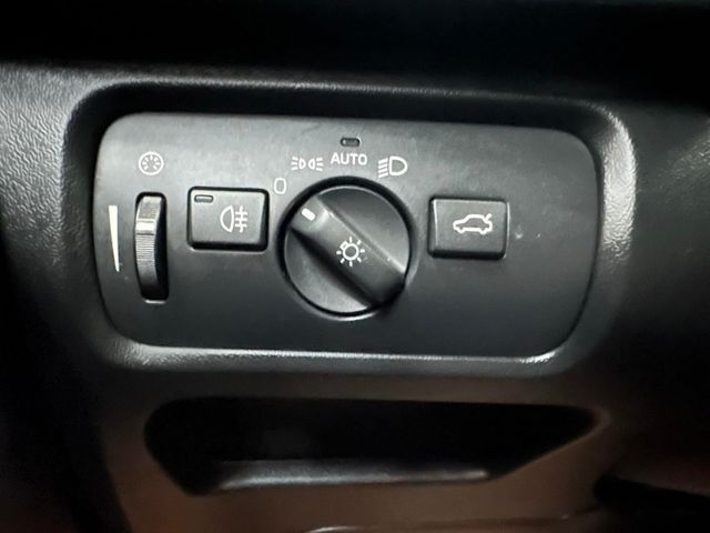 2016 VOLVO V40豪華版 摸門 IKEY 盲點 恆溫 導航 倒車影像 電動座椅含記憶  定速  第17張相片