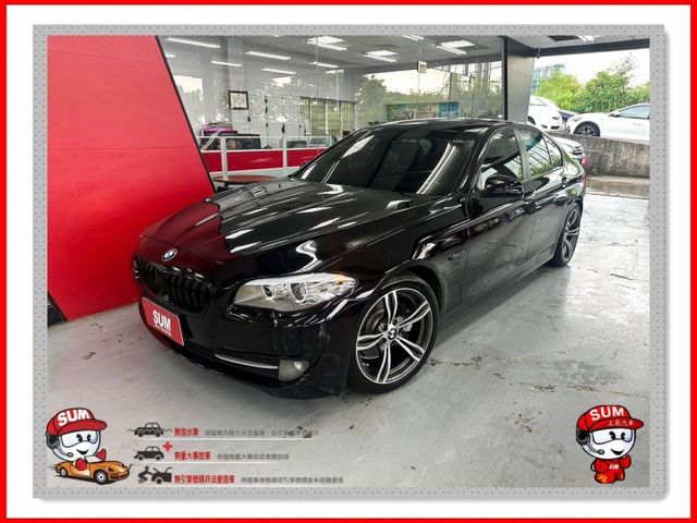 2011 BMW 528 僅跑17萬 天窗 恆溫 IKEY 定速 安卓機 丁字褲方向盤 全車黑化 雙閘水箱罩 M鋁圈  第1張相片