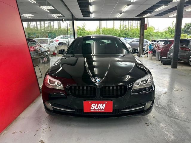 2011 BMW 528 僅跑17萬 天窗 恆溫 IKEY 定速 安卓機 丁字褲方向盤 全車黑化 雙閘水箱罩 M鋁圈  第3張相片