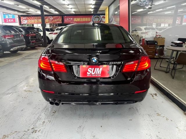 2011 BMW 528 僅跑17萬 天窗 恆溫 IKEY 定速 安卓機 丁字褲方向盤 全車黑化 雙閘水箱罩 M鋁圈  第4張相片