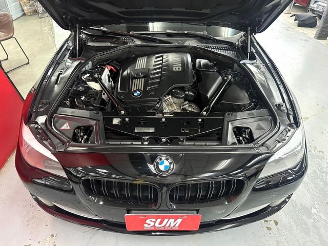 2011 BMW 528 僅跑17萬 天窗 恆溫 IKEY 定速 安卓機 丁字褲方向盤 全車黑化 雙閘水箱罩 M鋁圈  第5張相片