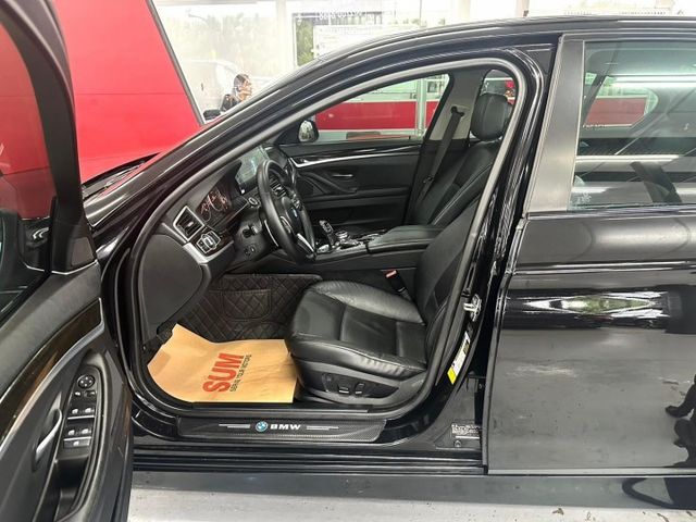 2011 BMW 528 僅跑17萬 天窗 恆溫 IKEY 定速 安卓機 丁字褲方向盤 全車黑化 雙閘水箱罩 M鋁圈  第7張相片