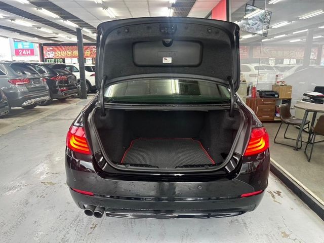 2011 BMW 528 僅跑17萬 天窗 恆溫 IKEY 定速 安卓機 丁字褲方向盤 全車黑化 雙閘水箱罩 M鋁圈  第9張相片
