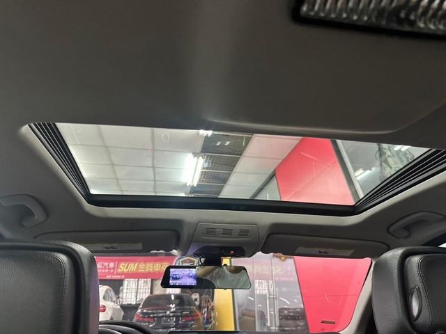 2011 BMW 528 僅跑17萬 天窗 恆溫 IKEY 定速 安卓機 丁字褲方向盤 全車黑化 雙閘水箱罩 M鋁圈  第13張相片