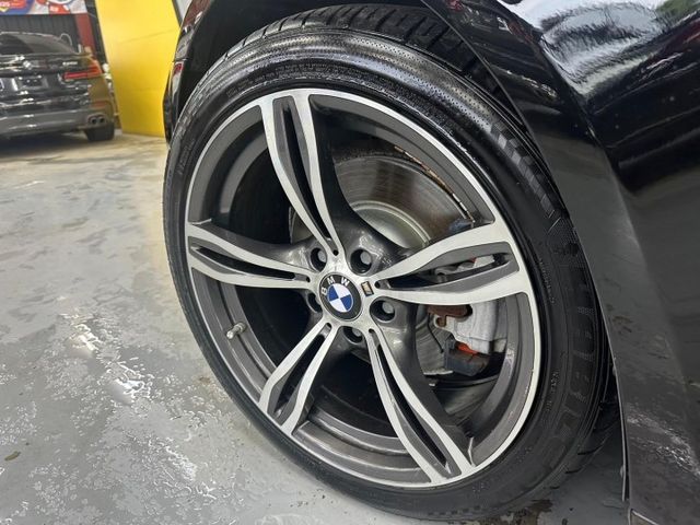 2011 BMW 528 僅跑17萬 天窗 恆溫 IKEY 定速 安卓機 丁字褲方向盤 全車黑化 雙閘水箱罩 M鋁圈  第15張相片