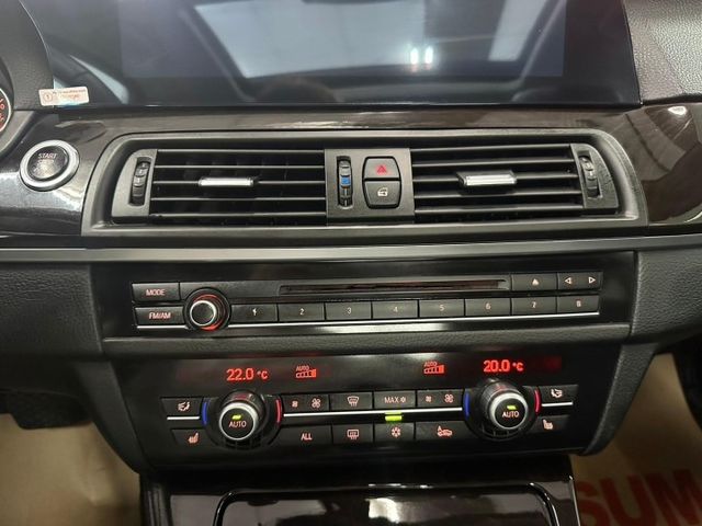2011 BMW 528 僅跑17萬 天窗 恆溫 IKEY 定速 安卓機 丁字褲方向盤 全車黑化 雙閘水箱罩 M鋁圈  第17張相片