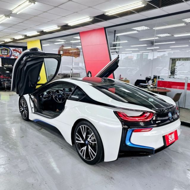 2016式 BMW I8僅跑7萬 H/K ACC 電熱椅 倒車顯影 360度環景 20吋圈 中文導航 抬顯 雷射頭燈  第2張相片