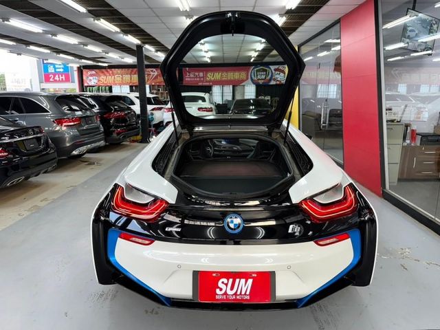 2016式 BMW I8僅跑7萬 H/K ACC 電熱椅 倒車顯影 360度環景 20吋圈 中文導航 抬顯 雷射頭燈  第5張相片