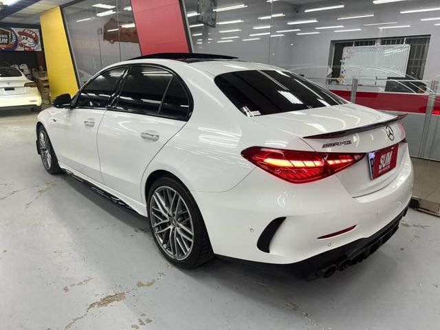 2023 BENZ C43 日規滿配  僅跑1.7萬 選配全景 多光束頭燈 冷熱通風椅 紅黑內裝 抬顯  第2張相片