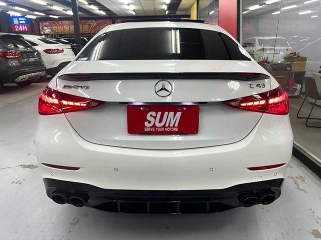 2023 BENZ C43 日規滿配  僅跑1.7萬 選配全景 多光束頭燈 冷熱通風椅 紅黑內裝 抬顯  第4張相片