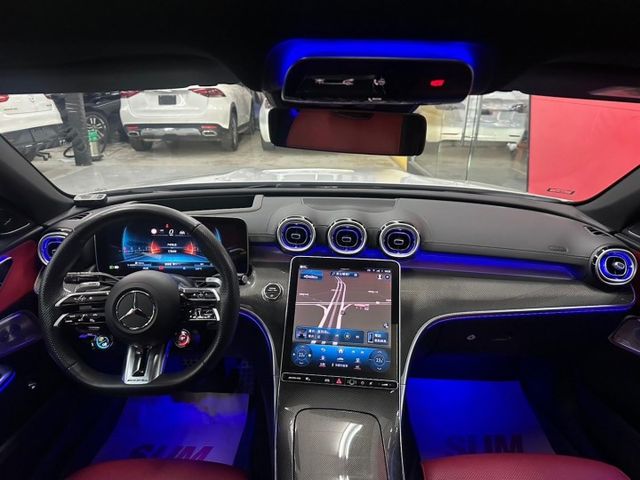 2023 BENZ C43 日規滿配  僅跑1.7萬 選配全景 多光束頭燈 冷熱通風椅 紅黑內裝 抬顯  第6張相片