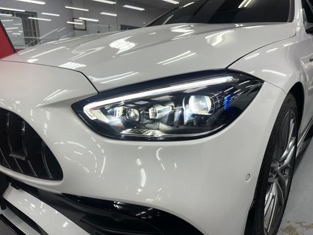 2023 BENZ C43 日規滿配  僅跑1.7萬 選配全景 多光束頭燈 冷熱通風椅 紅黑內裝 抬顯  第11張相片