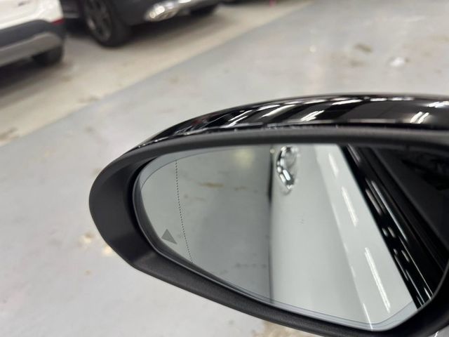 2023 BENZ C43 日規滿配  僅跑1.7萬 選配全景 多光束頭燈 冷熱通風椅 紅黑內裝 抬顯  第13張相片