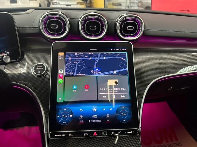2023 BENZ C43 日規滿配  僅跑1.7萬 選配全景 多光束頭燈 冷熱通風椅 紅黑內裝 抬顯  第15張相片