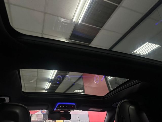 2023 BENZ C43 日規滿配  僅跑1.7萬 選配全景 多光束頭燈 冷熱通風椅 紅黑內裝 抬顯  第18張相片