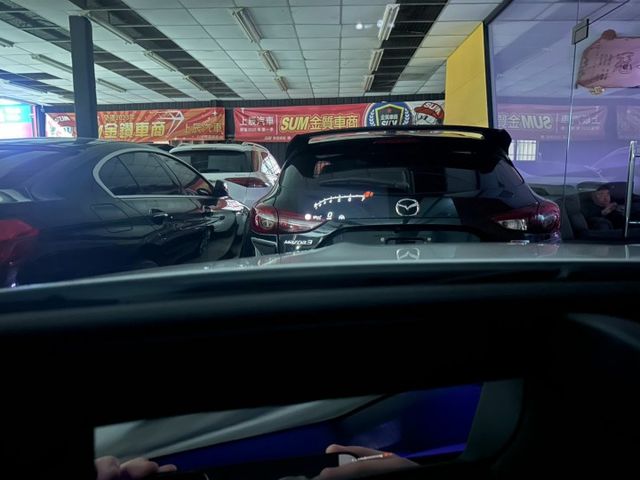 2023 BENZ C43 日規滿配  僅跑1.7萬 選配全景 多光束頭燈 冷熱通風椅 紅黑內裝 抬顯  第19張相片