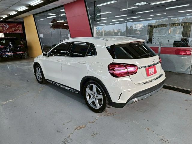 2017 BENZ GLA180 AMG 總代理 電折 記憶座椅 定速 後座出風口  第2張相片