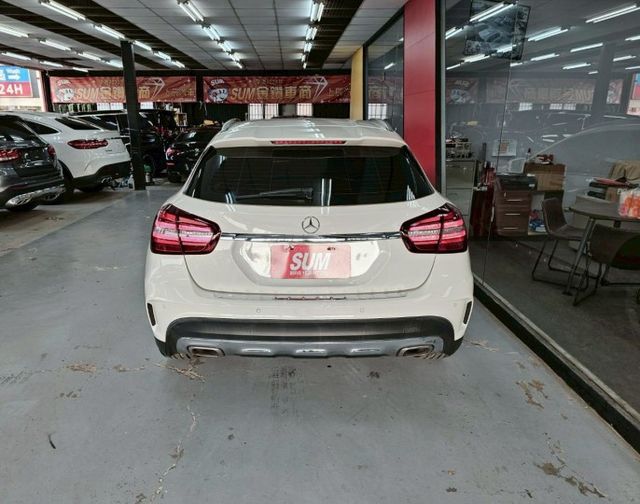 2017 BENZ GLA180 AMG 總代理 電折 記憶座椅 定速 後座出風口  第4張相片