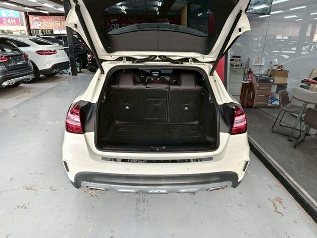2017 BENZ GLA180 AMG 總代理 電折 記憶座椅 定速 後座出風口  第9張相片