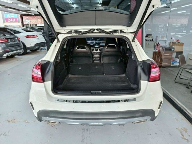 2017 BENZ GLA180 AMG 總代理 電折 記憶座椅 定速 後座出風口  第10張相片