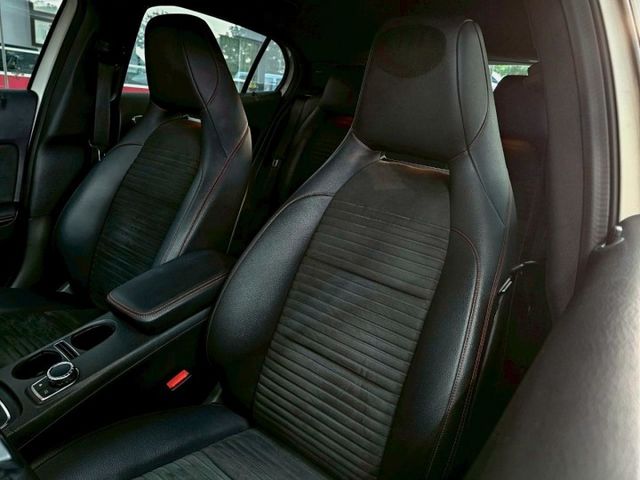 2017 BENZ GLA180 AMG 總代理 電折 記憶座椅 定速 後座出風口  第11張相片