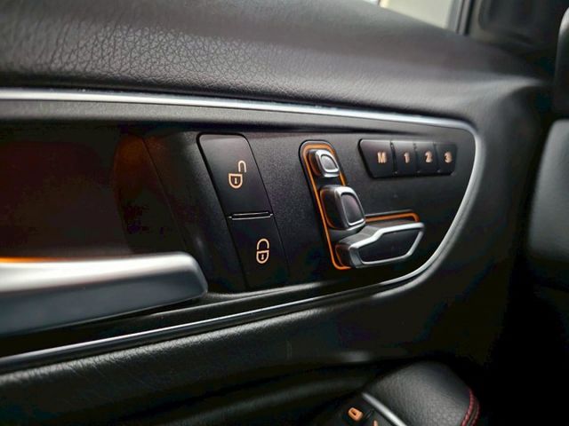2017 BENZ GLA180 AMG 總代理 電折 記憶座椅 定速 後座出風口  第14張相片