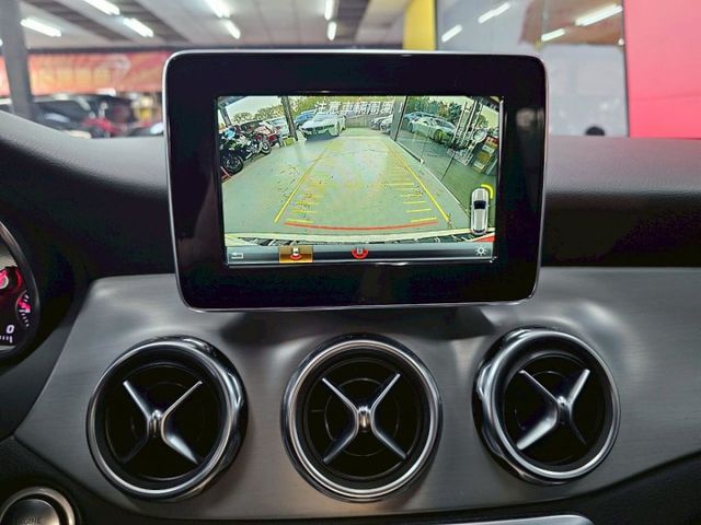 2017 BENZ GLA180 AMG 總代理 電折 記憶座椅 定速 後座出風口  第16張相片