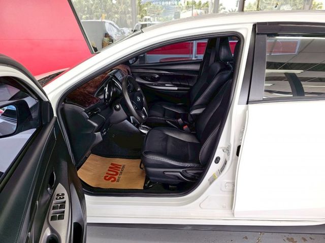 2016 TOYOTA YARIS S僅跑10萬 IKEY 摸門 恆溫 倒車影像 螢幕 行車紀錄器 電折  第9張相片