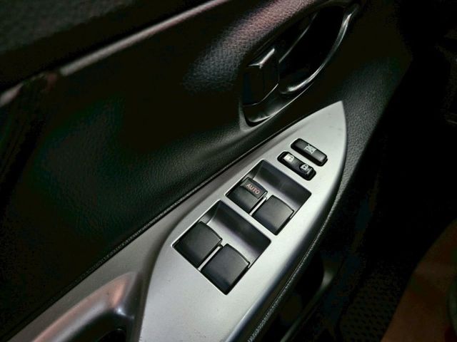 2016 TOYOTA YARIS S僅跑10萬 IKEY 摸門 恆溫 倒車影像 螢幕 行車紀錄器 電折  第13張相片