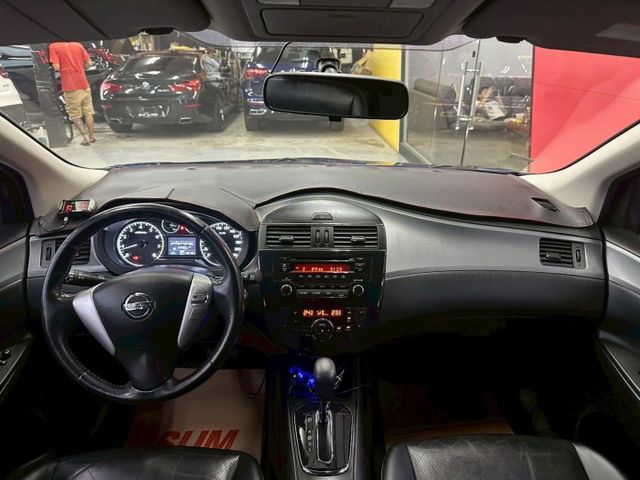 2014 NISSAN TIIDA 僅跑13萬 IKEY 恆溫 定速 摸門 後座出風口 胎壓偵測 小車大空間  第6張相片