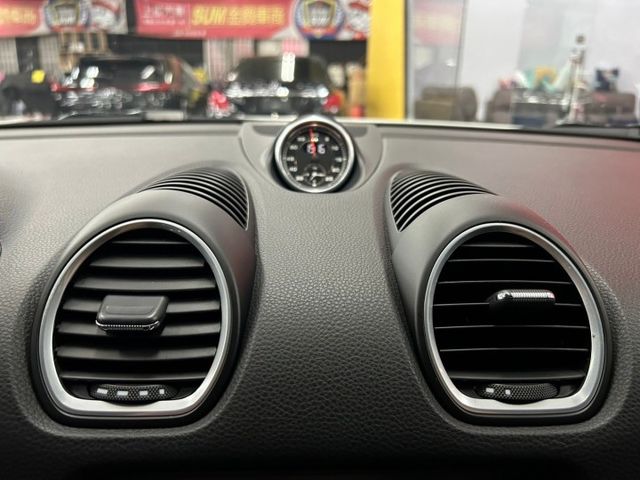 2017 保時捷 718 2.0  跑車計時套件 倒車影像 這是你離保時捷跑車最近的一次距離  第11張相片
