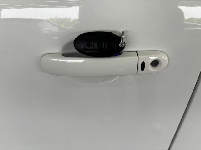 2019 NISSAN LIVINA 旗艦版 僅跑7萬 車頂架 恆溫 倒車影像 IKEY 摸門 盲點 行車紀錄器  第11張相片