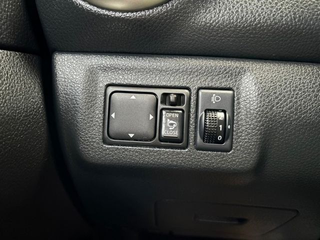 2019 NISSAN LIVINA 旗艦版 僅跑7萬 車頂架 恆溫 倒車影像 IKEY 摸門 盲點 行車紀錄器  第18張相片